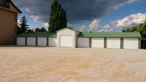 Nyeregtetős sorgarázs billenőkapukkal