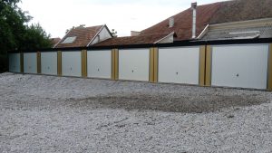 Lapostetős mobil sorgarázs billenőkapukkal