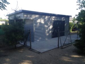 Egyedi, lemez mobilgarázs hátrafelé lejtő tetővel