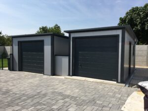 Egyedi, szigetelt mobilgarázs hátrafelé lejtő tetővel