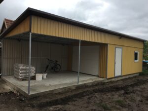 Egyedi, lemez mobilgarázs hátrafelé lejtő tetővel