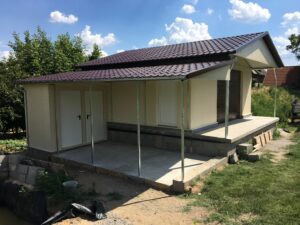 Egyedi, szigetelt mobilgarázs terasszal